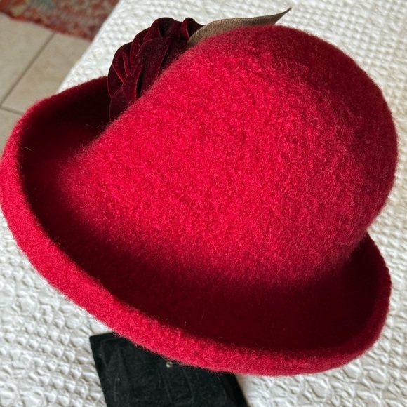 Tess McGuire Red Felted Wool Brimmed Hat w/ Velvet Flower Pin OS Handmade main image 5